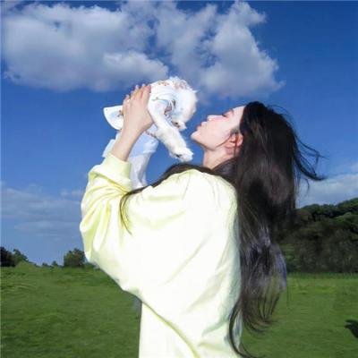 两位穿着同样内衣的女子